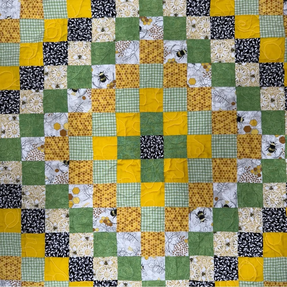 Handmade Quilted Baby Blanket Bee Print 31.5” x 31.5” - Picture 2 of 8